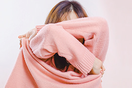 ニットの洋服で静電気が発生するイメージ