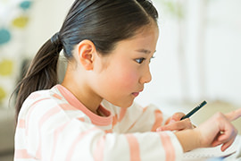子どもが勉強している写真
