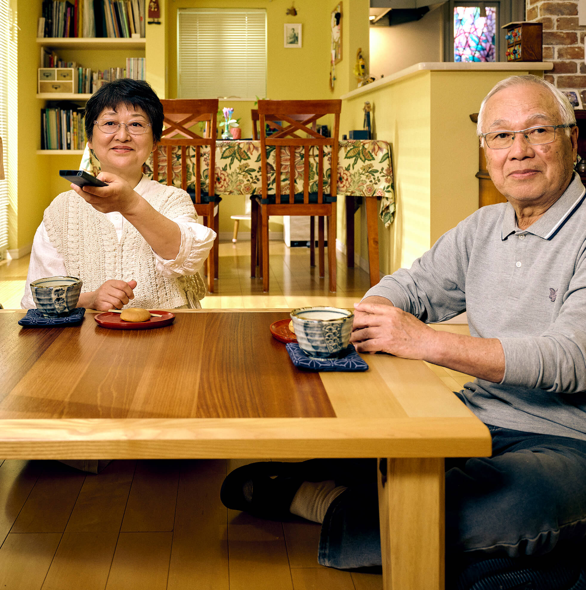 写真:AQUOS AIと一緒にテレビを楽しむシニア夫婦