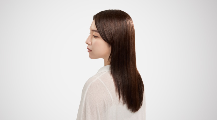 艶やかなロングストレートヘアの女性の横顔
