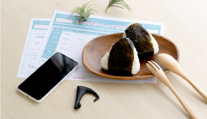 写真：bitescanとスマートフォンとおにぎり