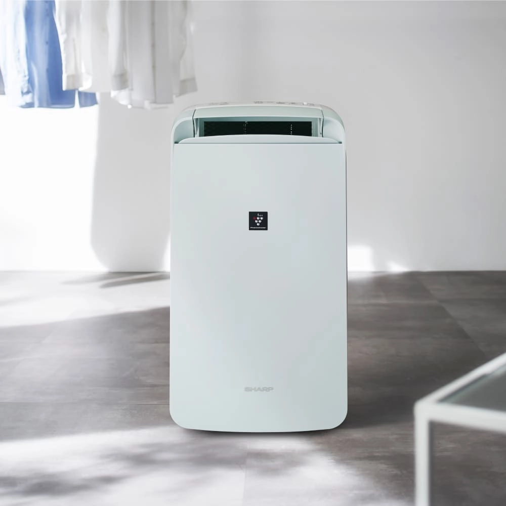 コンプレッサー方式冷風・衣類乾燥除湿機CM-T100:室内設置イメージ（衣類乾燥）