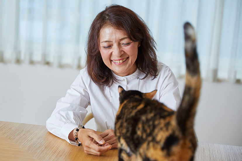 写真：勝間さんと飼い猫