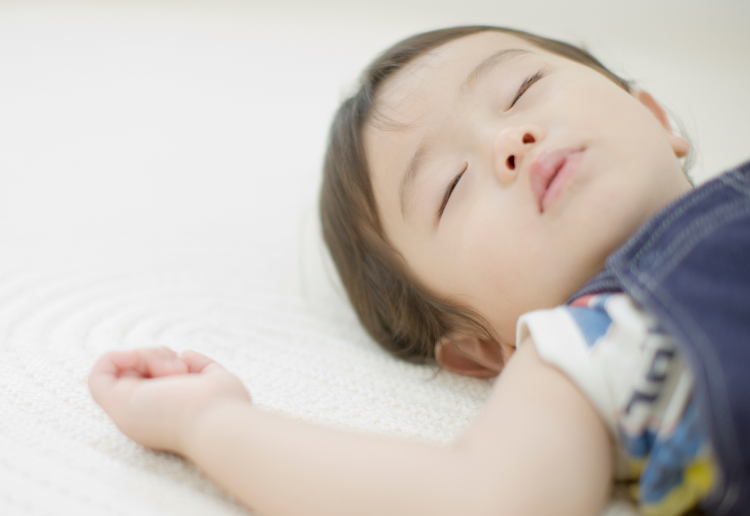 すこやかに眠る赤ちゃんの写真。