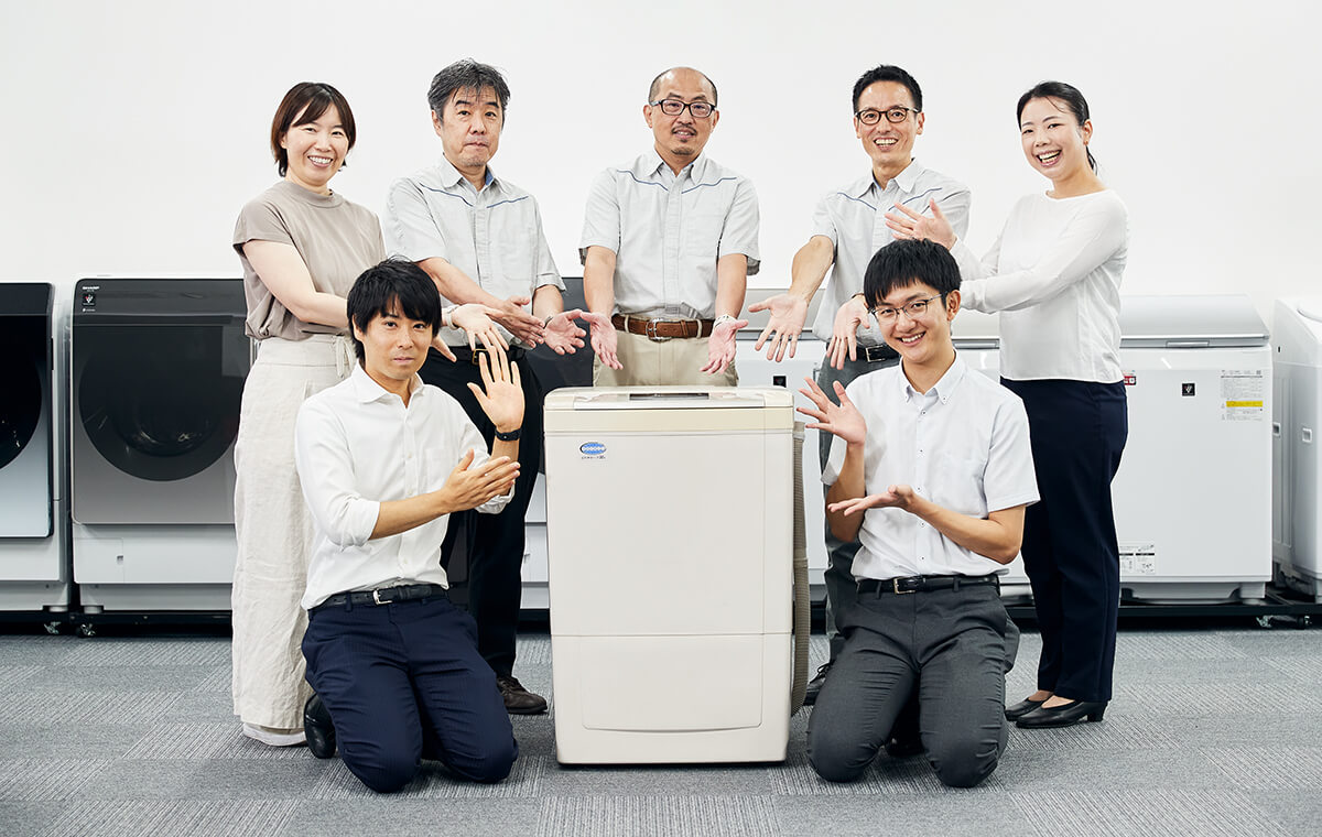 穴なし槽洗濯機開発メンバーの集合写真
