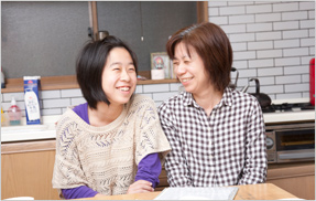 笑顔の前田さんと娘さん