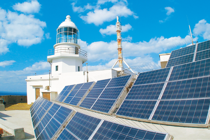 灯台に電気を供給している、シャープの太陽光発電、長崎県女島灯台